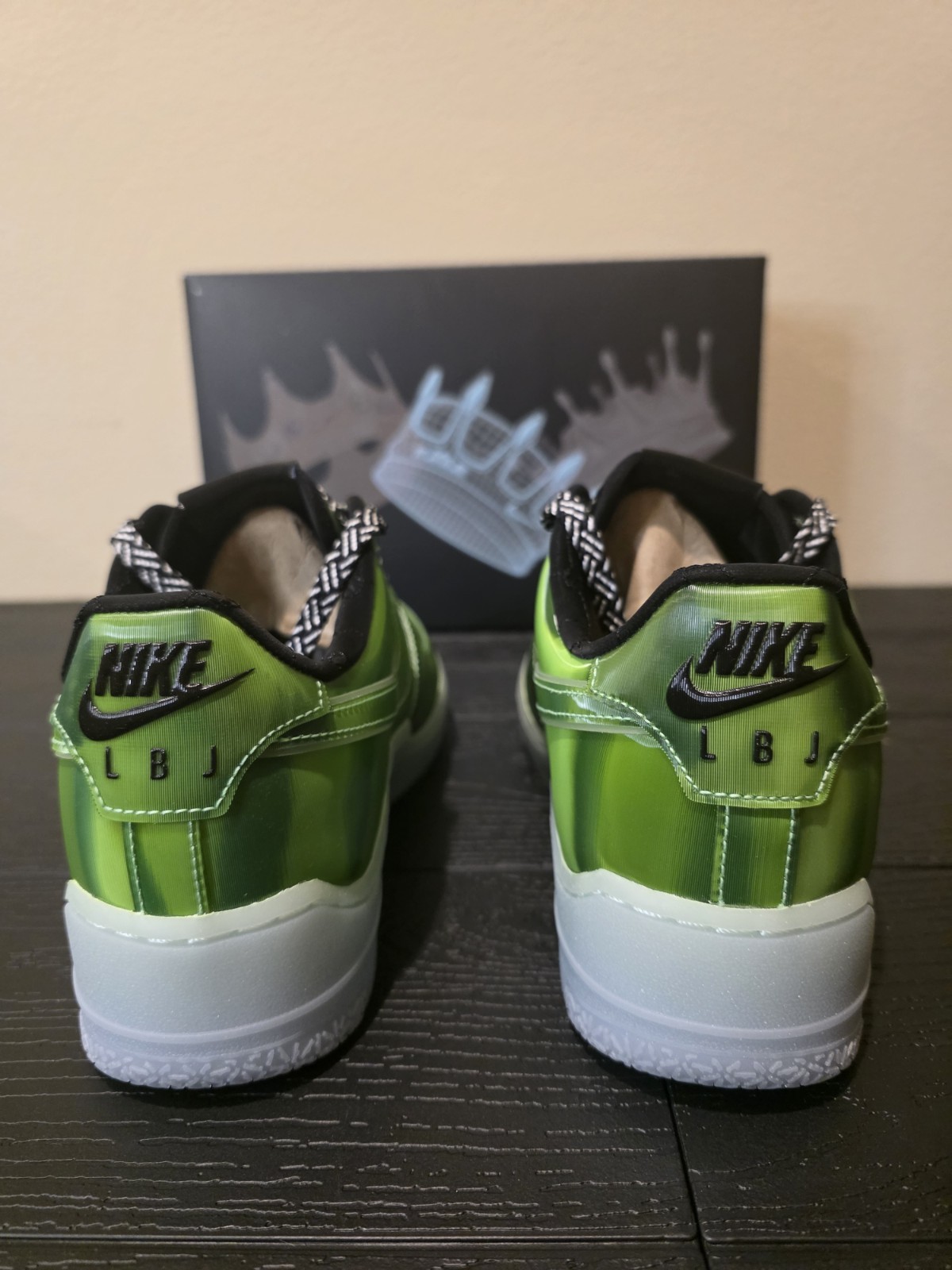 IQ5368 300 Nike Air Force 1 Low Premium LeBron James LA Voltage Green Size 7.5 - Image 4