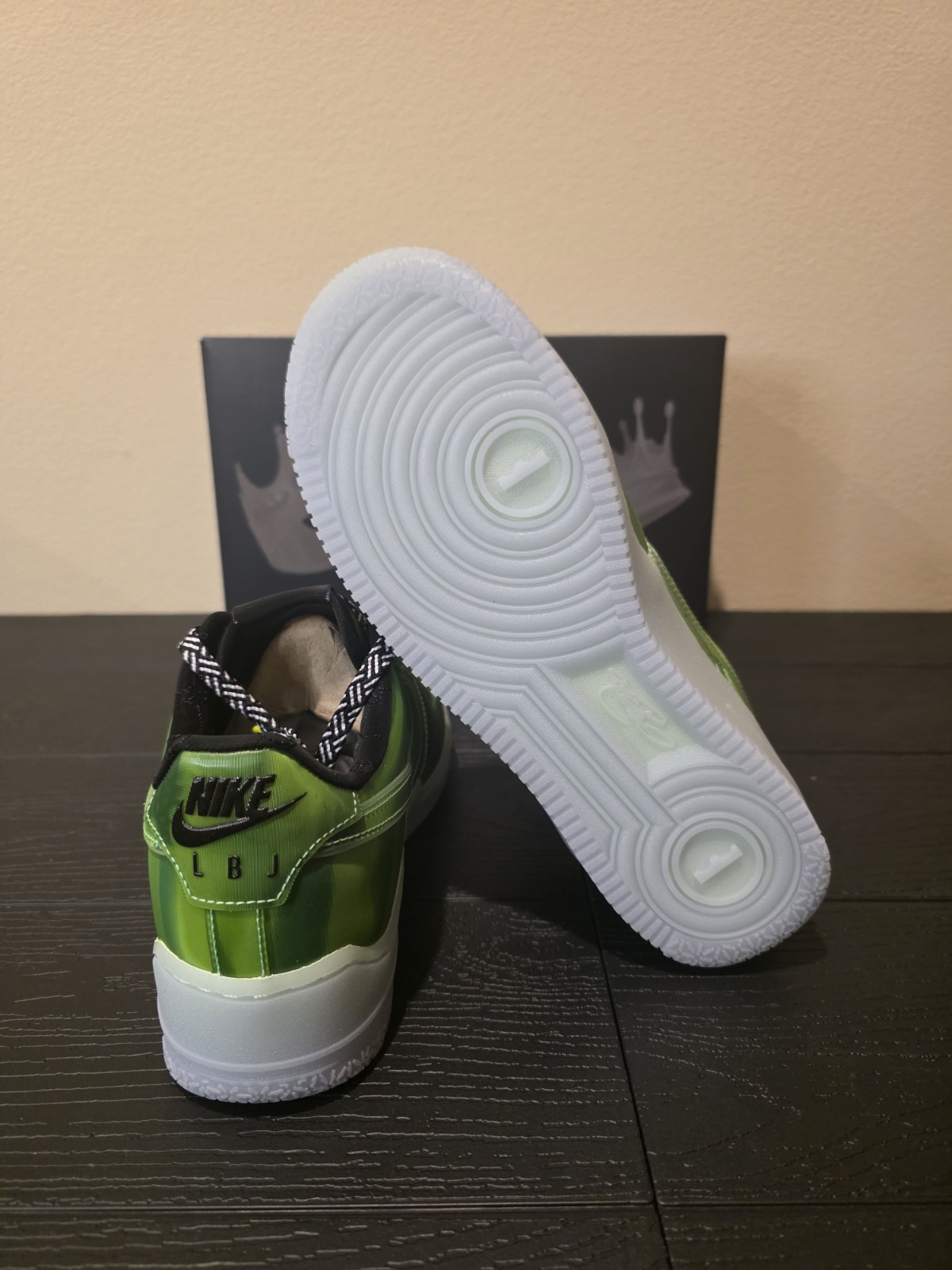 IQ5368 300 Nike Air Force 1 Low Premium LeBron James LA Voltage Green Size 7.5 - Image 5