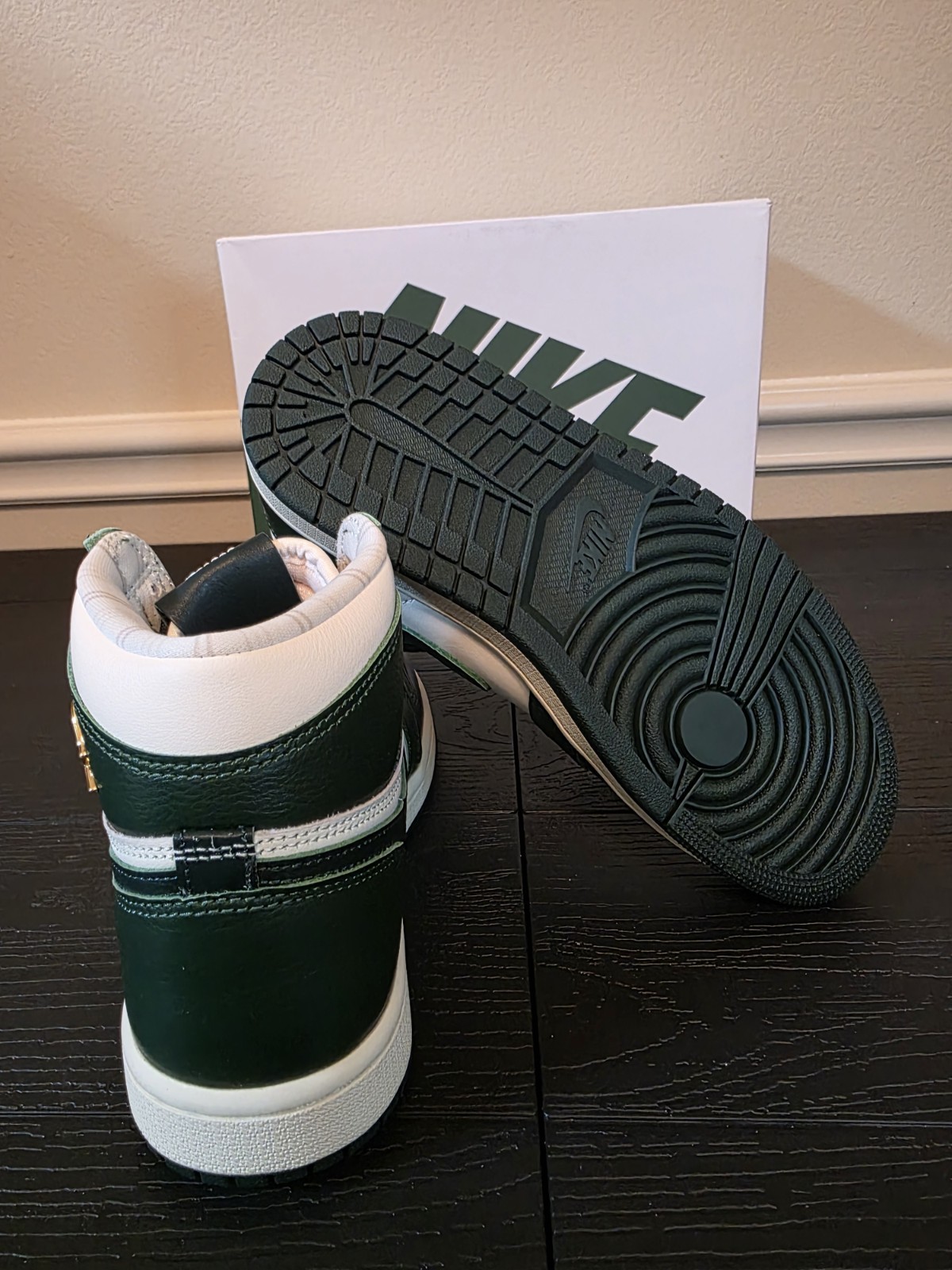Jordan Women's Air Jordan 1 Retro Hi OG Fir Pro Green FD2596-101 Size 7 - Image 8