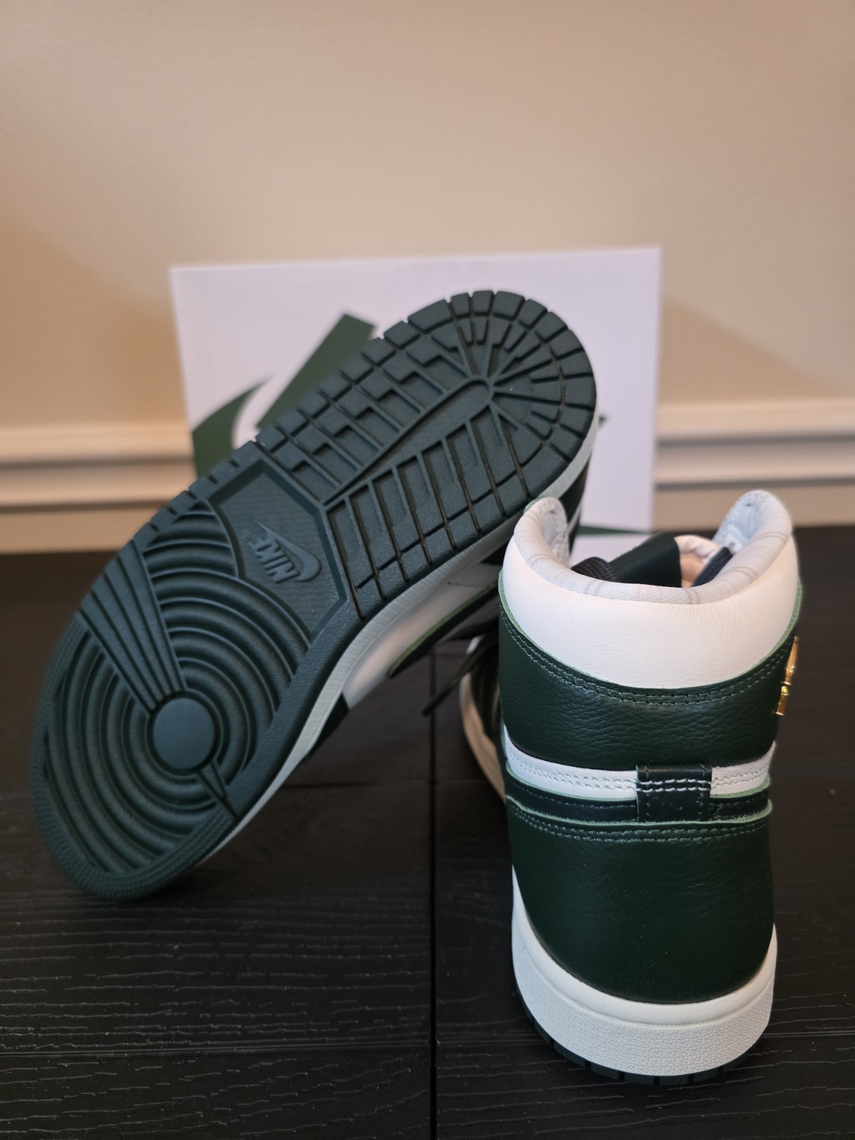 Jordan Women's Air Jordan 1 Retro Hi OG Fir Pro Green FD2596-101 Size 7 - Image 9
