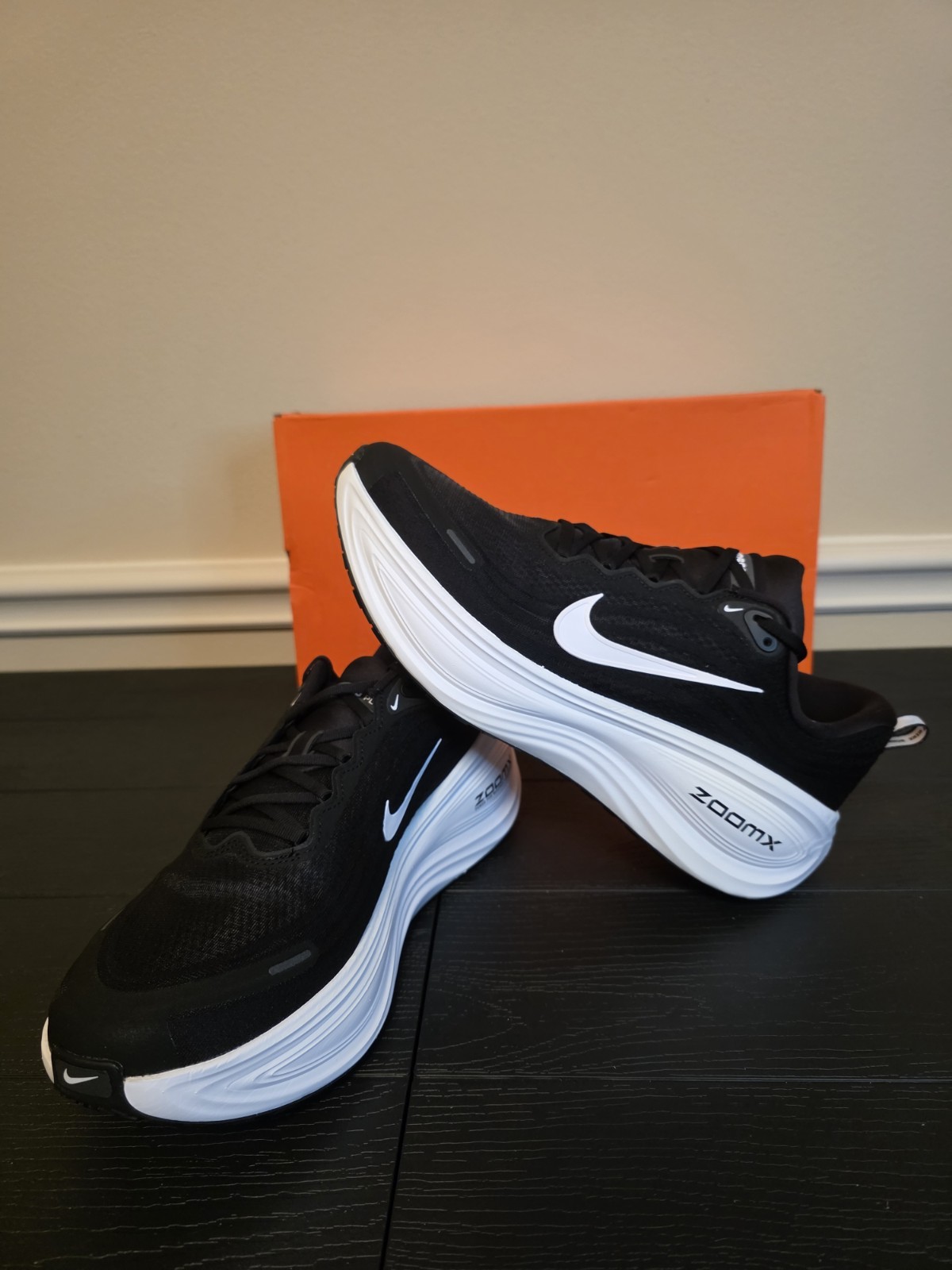 Nike Vomero Plus Men's Running Shoes Black/White Cool Gray Low Top HV8150-002 - Image 2
