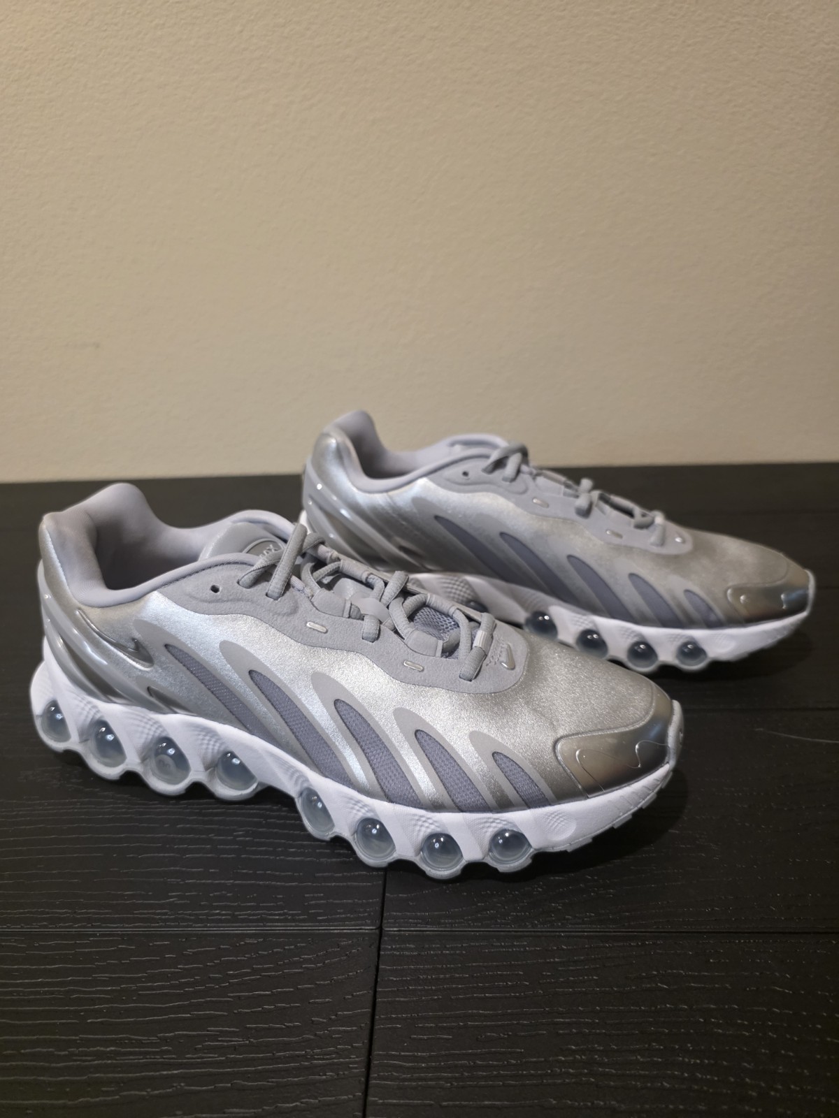 Nike Air Max DN8 Wolf Grey/Metallic Silver Low Top Mesh Sneakers HF5509-001 - Image 3