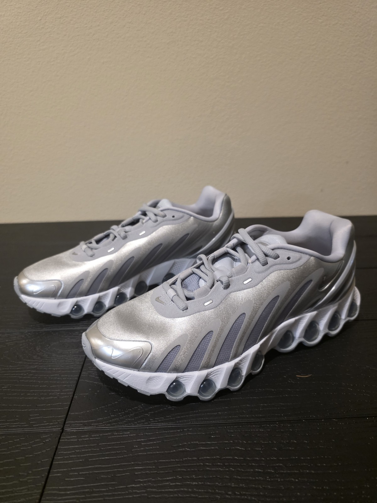 Nike Air Max DN8 Wolf Grey/Metallic Silver Low Top Mesh Sneakers HF5509-001 - Image 4