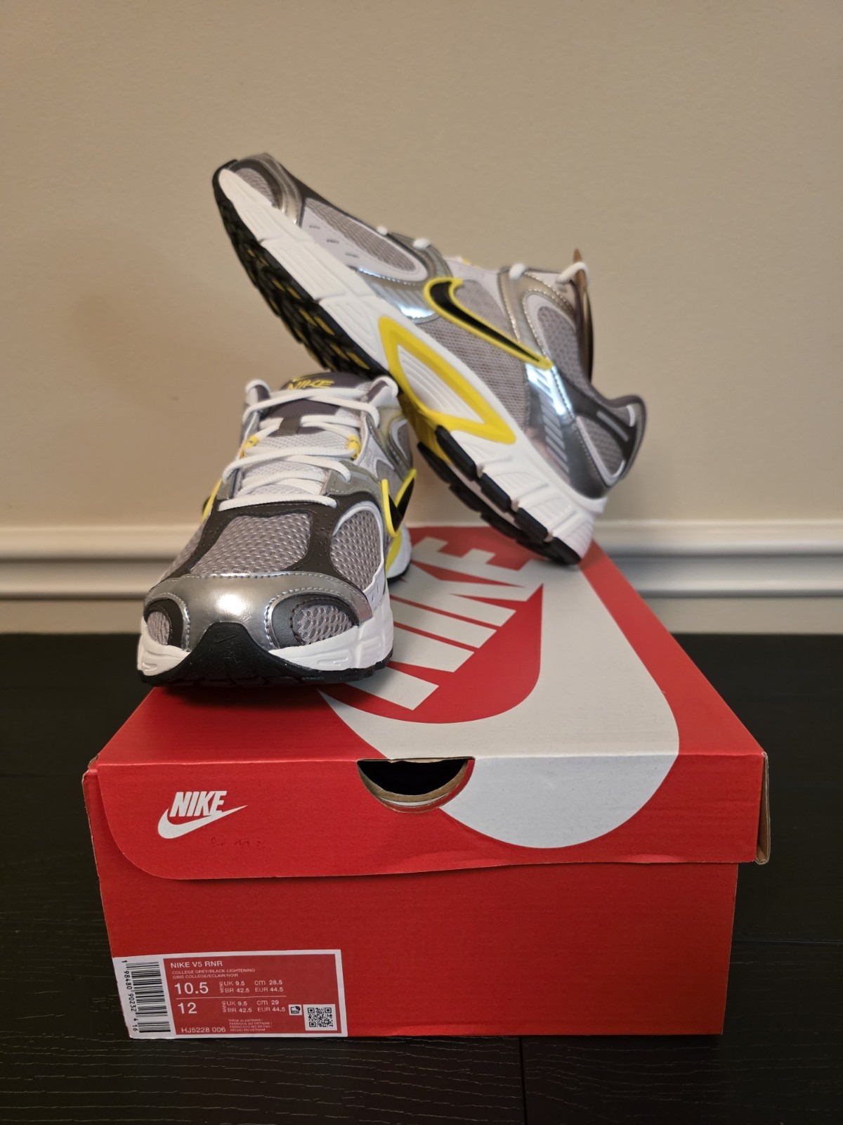 Nike V5 RNR Men's Low Top Lace-Up Sneakers Gray/Silver/Yellow HJ5228 006 - Image 2