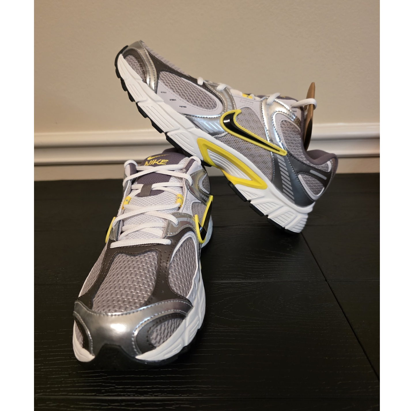 Nike V5 RNR Men's Low Top Lace-Up Sneakers Gray/Silver/Yellow HJ5228 006